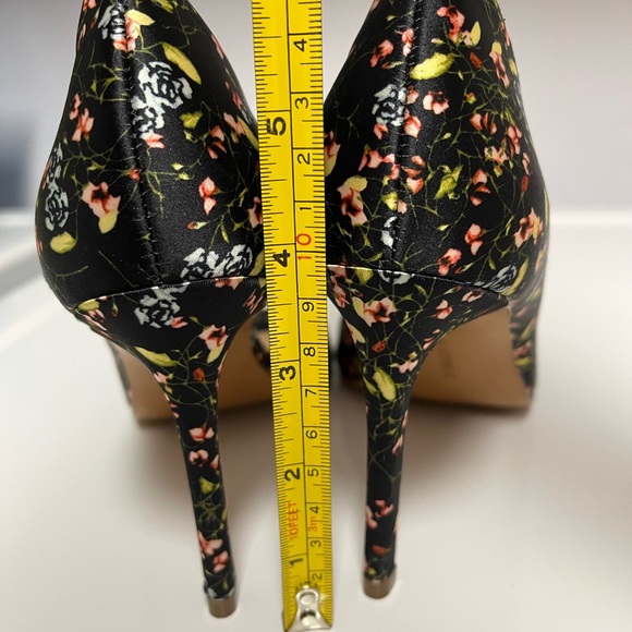 Banana Republic floral satin peep toe heels, size 8 - Picture 10 of 11